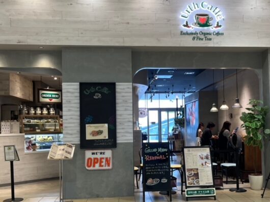 アースカフェ・テラスモール湘南店の入り口