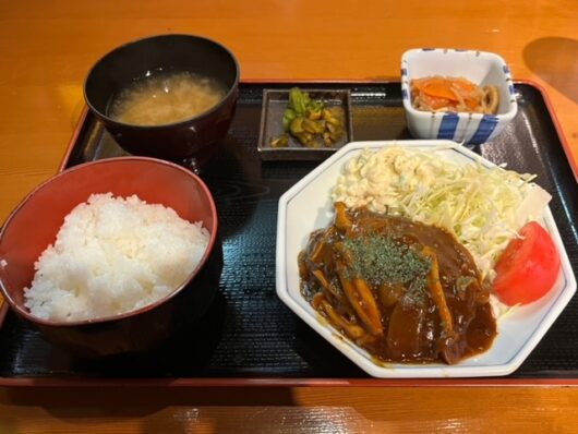 個室串天鮮魚二十四区末広町の煮込みハンバーグデミグラスソース定食