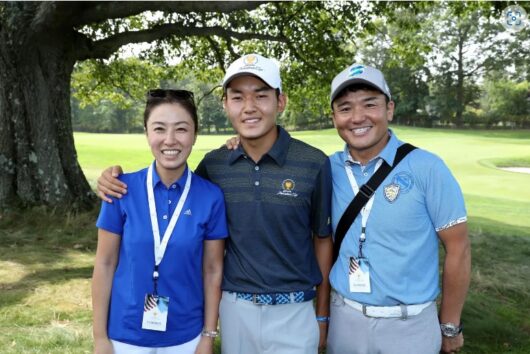 プロゴルファー丸山茂樹さんが家族と一緒にゴルフ場で記念撮影している様子