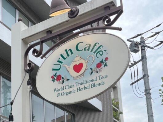 アースカフェ代官山店の看板