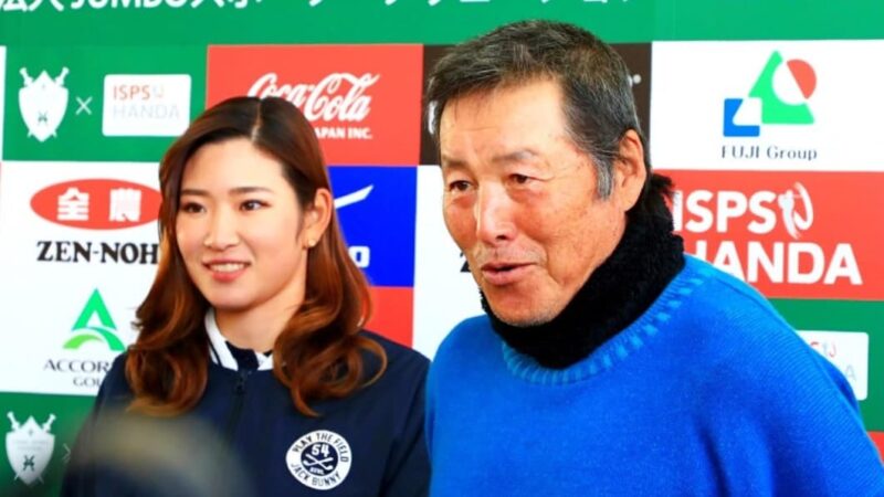 ジャンボ尾崎さんと原英莉花選手が並んで取材に応じている様子