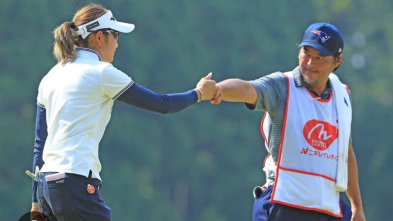 原英莉花選手とキャディを務めた尾崎智春プロが試合中にグータッチしているところ