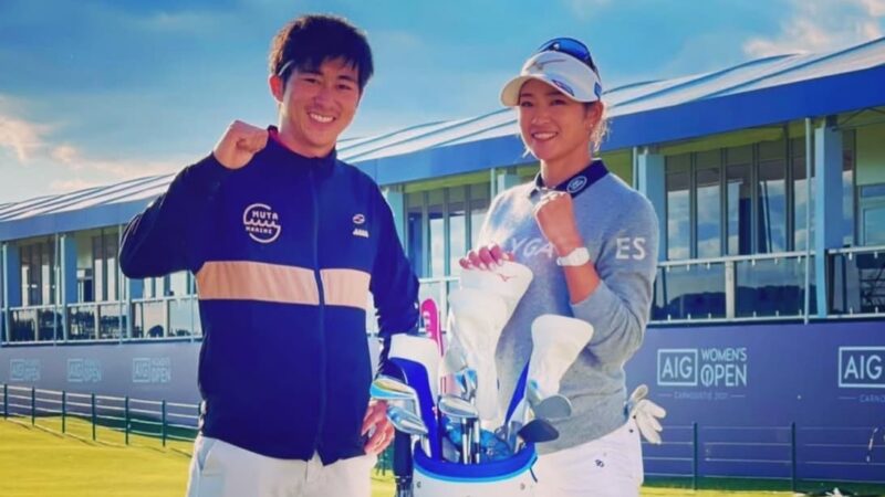 原英莉花選手とキャディの塚本岳さんが全英女子オープンに向けてガッツポーズしているところ