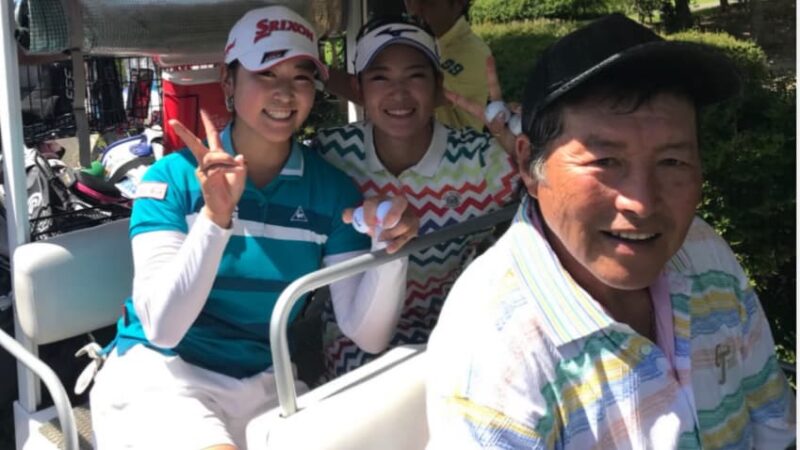 原英莉花選手と師匠のジャンボ尾崎さんがラウンド中にカートに乗って記念撮影している様子