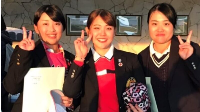 西郷真央選手がプロテスト合格を先輩と一緒に麗澤高校に報告したときの記念撮影
