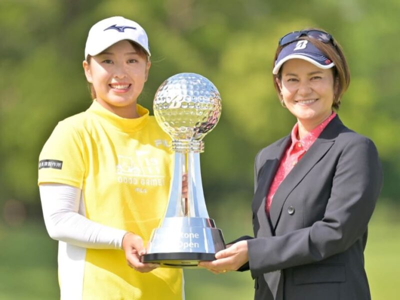 ブリヂストンレディスで優勝した西郷真央選手がトロフィを持って宮里藍プロと記念撮影
