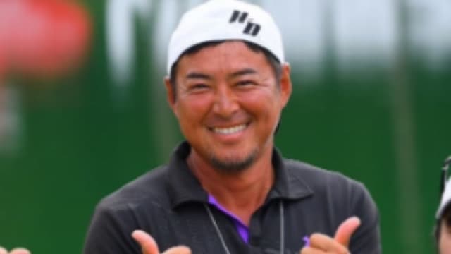 尾崎智春さん(ジャンボ尾崎さんのご長男)がゴルフ場で笑顔で撮影しているところ。