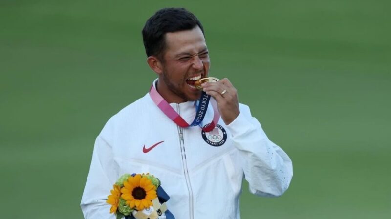 東京オリンピック2020の表彰式で金メダルを手に笑顔でかじるザンダー・シャウフェレ選手