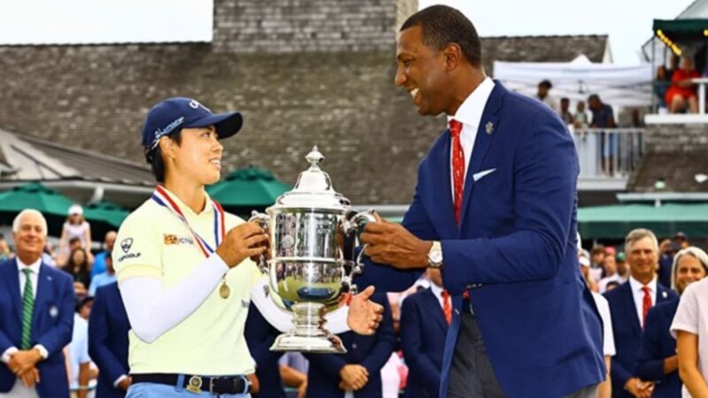 笹生優花選手が全米女子オープン優勝トロフィーを授与されている瞬間