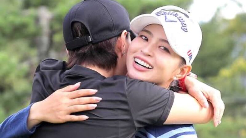ミヤギテレビ杯ダンロップ女子オープンで優勝し、母娘で抱き合い喜ぶ様子