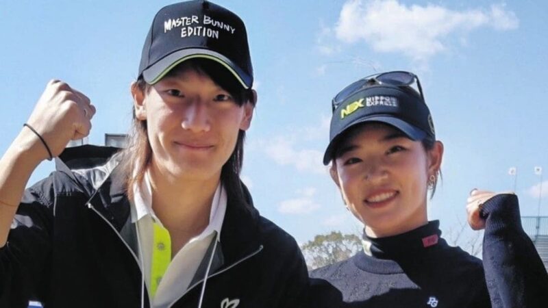 女子ゴルフ大会のアクサレディスで選手とキャディの弟がガッツポーズ