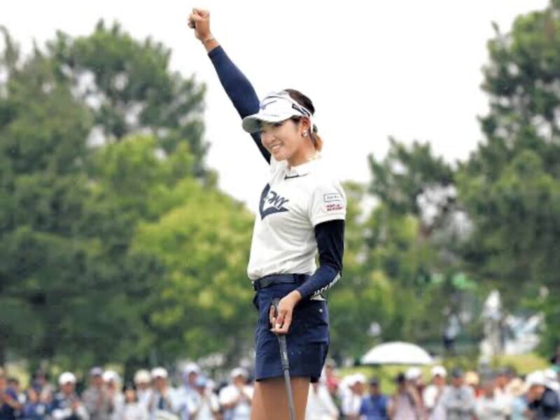 女子プロゴルフツアー2019年リゾートトラストレディスで初優勝してガッツポーズ