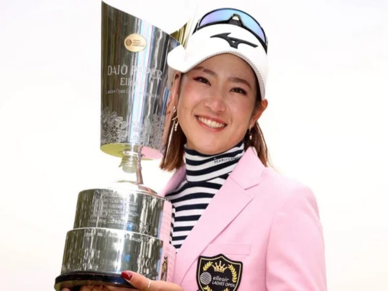 2021年大王製紙エリエールレディスオープンで優勝した選手がトロフィーを手に笑顔
