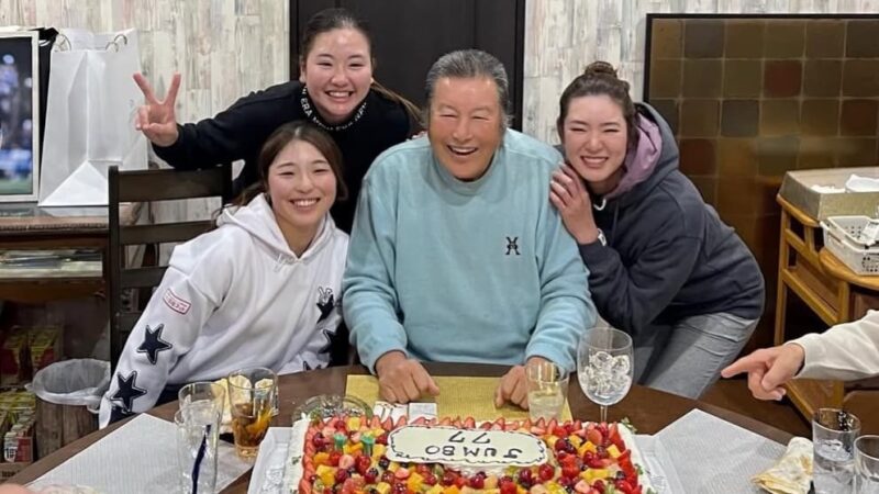 77歳の誕生日パーティで門下生にお祝いされているところ