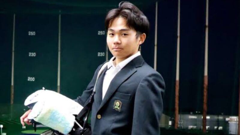 ゴルフ練習場で写真撮影をするプロゴルファーの弟
