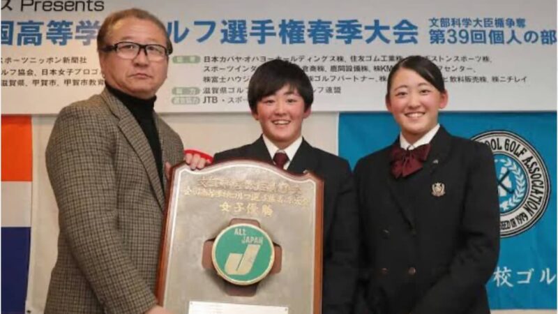 双子姉妹が高校時代の恩師と記念撮影している様子
