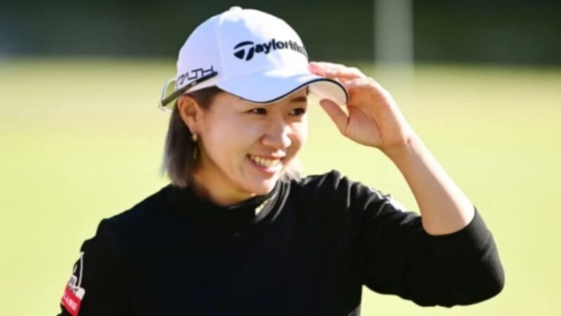 ゴルフ場で笑顔を見せる選手