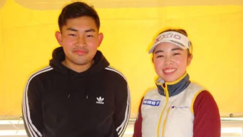 プロテストに合格した弟と並んで記念撮影している様子