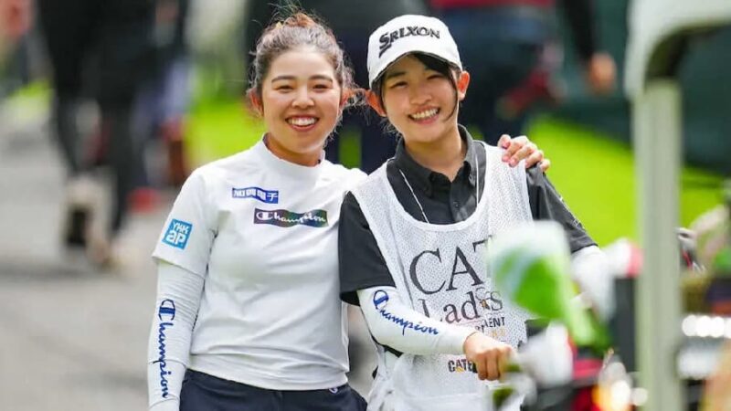 ゴルフの試合でキャディを務めた妹と記念撮影している様子