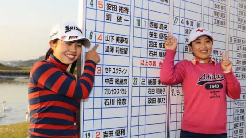 プロテストに合格した同期と記念撮影している様子