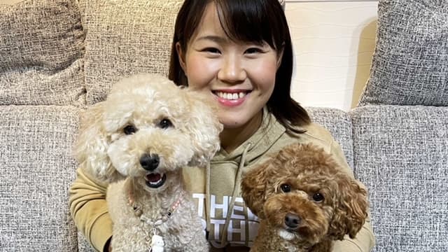 愛犬と自宅のソファーで寛いでいる様子
