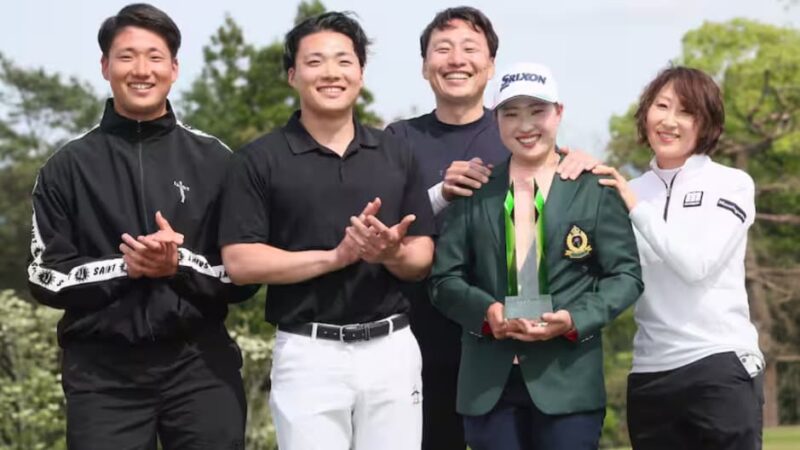2024年KTT杯バンテリンレディス優勝時にゴルフ場で家族揃って記念撮影している様子