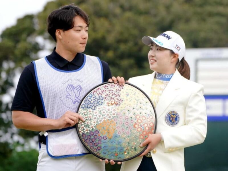 2024年フジサンケイレディースの優勝時にキャディを務めた兄と記念撮影している様子