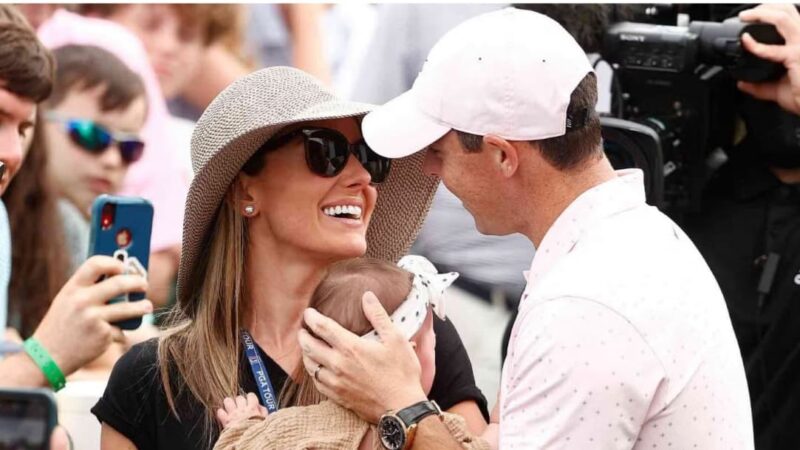 プロゴルファーの夫の試合を応援にきている妻と子供の微笑ましいシーン