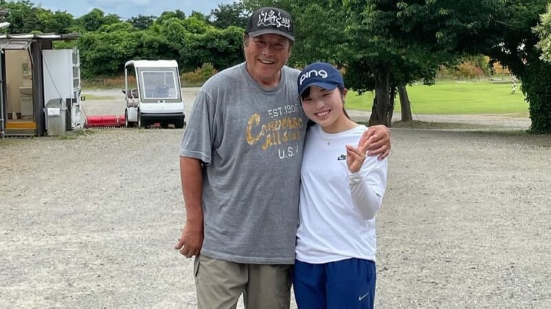 佐久間朱里選手と練習場で記念撮影している様子
