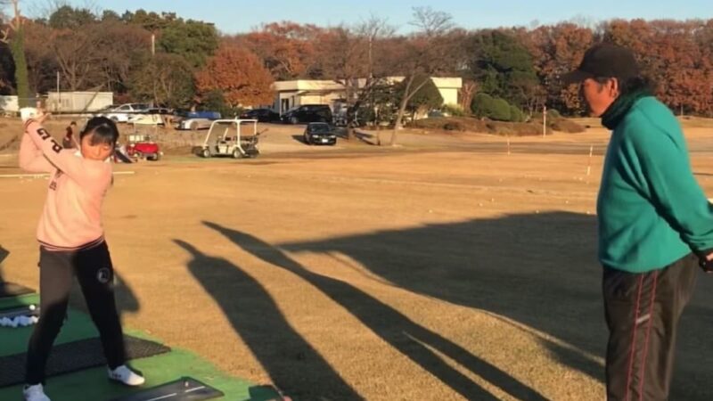 ゴルフ練習場でジャンボ尾崎さんにスイングの指導を受けているところ