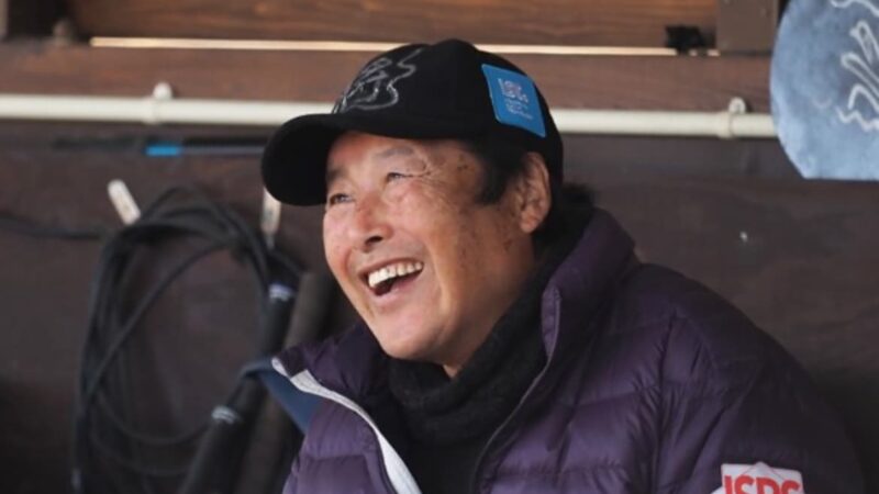 ゴルフ練習場で門下生の指導をしている様子