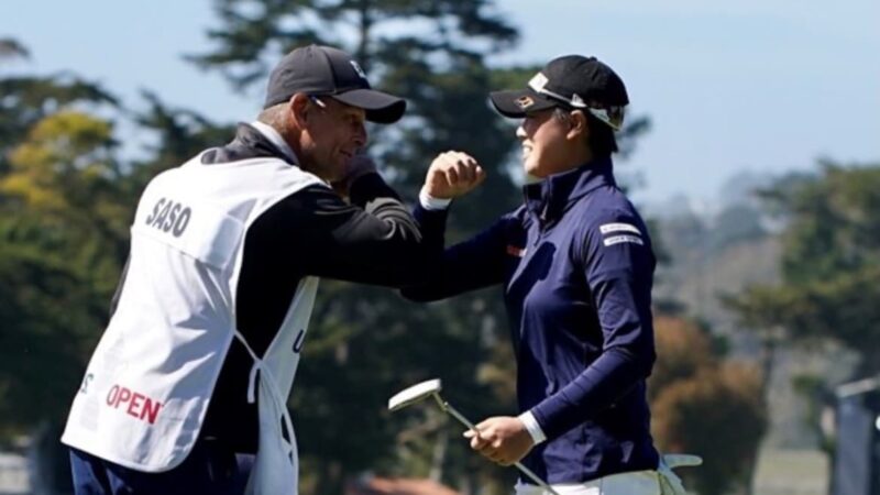 全米女子オープンの試合中にキャディとグータッチしている様子