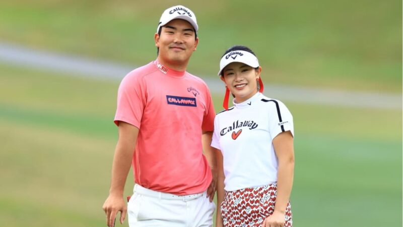 プロゴルファーの姉弟でゴルフ場で並んで撮影している様子