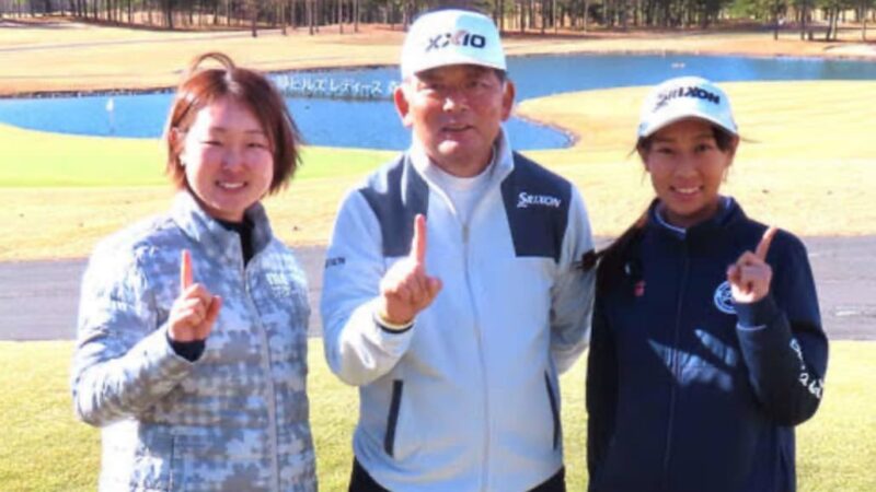 師匠とゴルフ場で記念撮影している様子