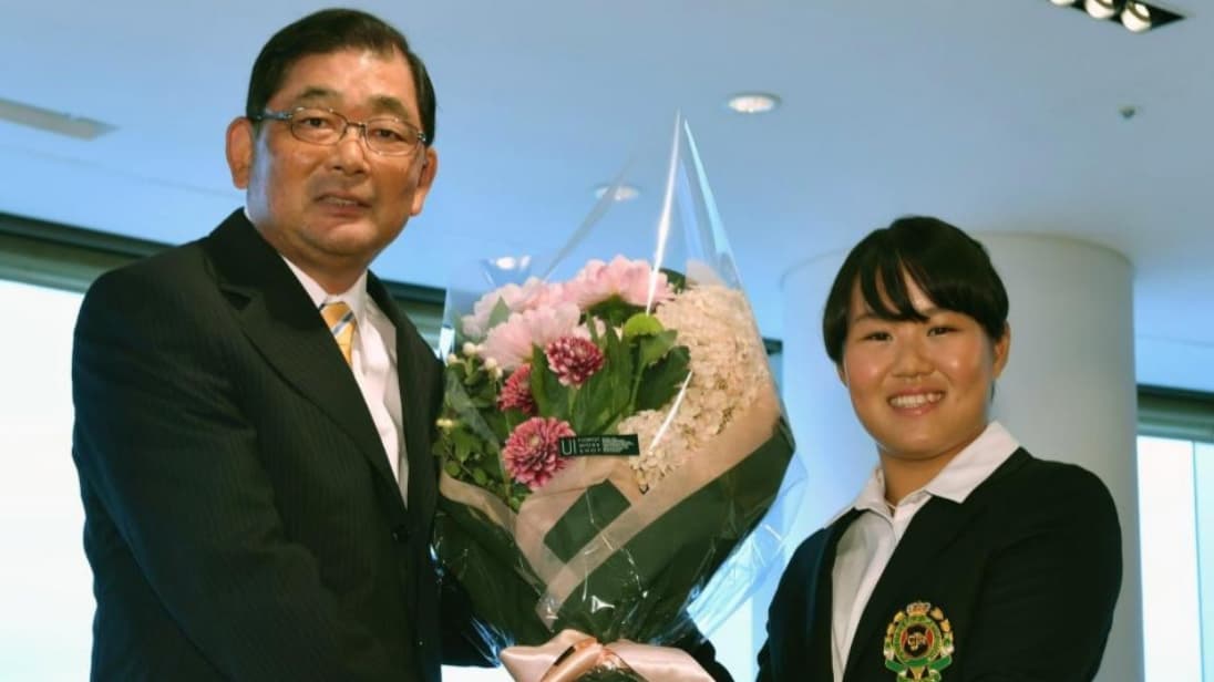 師匠と並んで記念撮影しているプロゴルファー