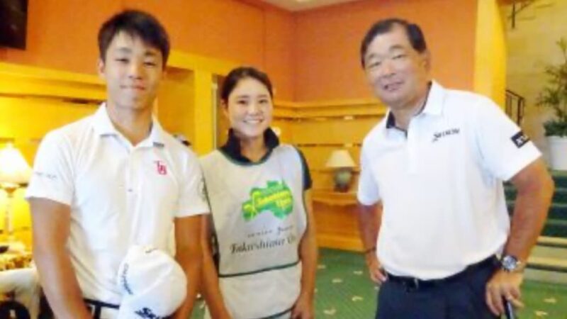 ゴルフ選手が、師匠と妹のプロゴルファーと並んで撮影している様子