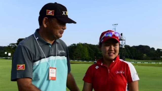 弟子の女子プロゴルファーを紹介するイメージ画像