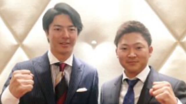 ジュニア時代に憧れていた選手と一緒に記念撮影している様子