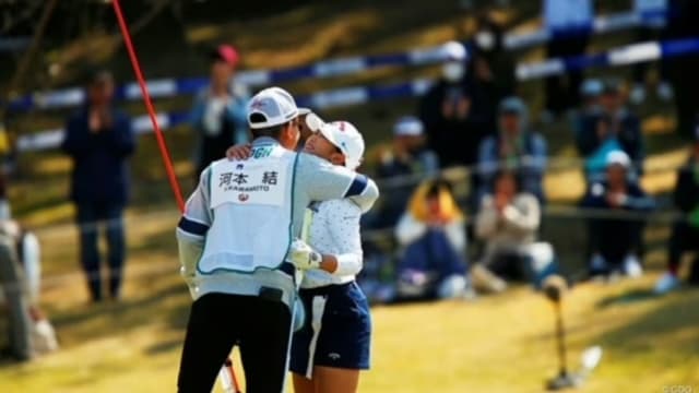 姉弟タッグでツアー初優勝を決めた瞬間にグリーンで抱き合い喜びを分かち合っている様子