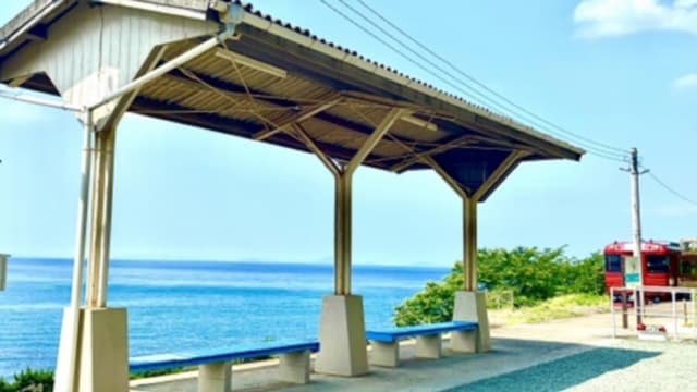 愛媛県松山市の下灘駅を紹介するイメージ画像
