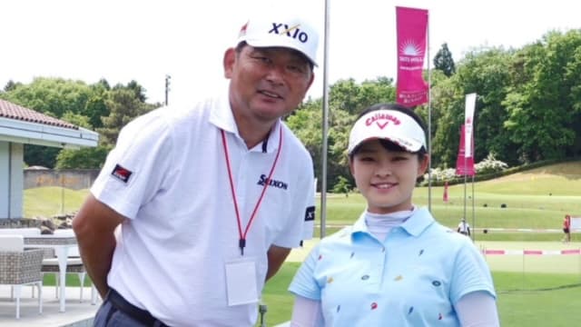 弟子の女子プロゴルファーを紹介するイメージ画像