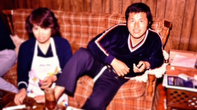 奥様とツーショットで写真を撮っているところ