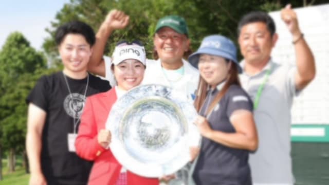 レギュラーツアー優勝したときに家族と記念撮影している様子