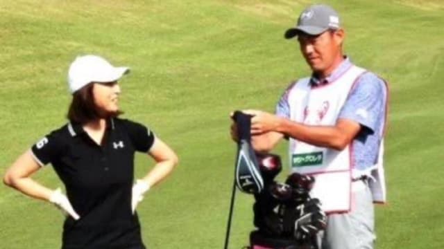 プロアマ戦で夫がキャディを務めている