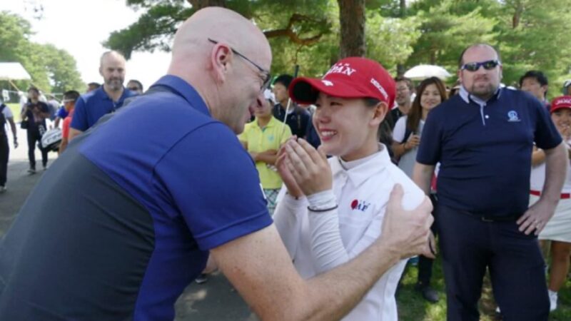 ナショナルチームのヘッドコーチと話しているところを紹介するイメージ画像